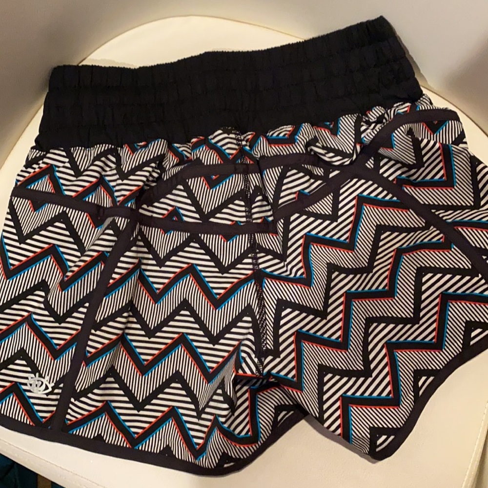 Lululemon Sea Wheeze tracker shorts - Picture 4 of 8